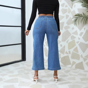 Vue arrière du jean large court bleu moyen avec une taille élastique à cordon réglable