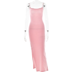 Détail d'une robe longue moulante rose sexy avec fines bretelles et dos ouvert pour femme