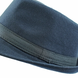 Détail de la couronne du chapeau fedora montrant le ruban et la texture du feutre