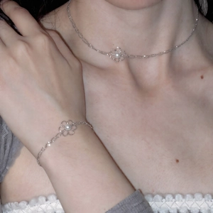 Elegante Blumen Künstliche Perlen Halskette Und Armband Schmuck Hohles Florales Design Metall Minimalistische Mode Für Frauen