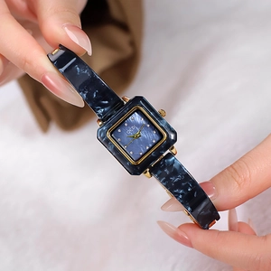 Elegante Damenquarzuhr mit quadratischem Gehäuse, blauem Marmorband und Goldakzenten