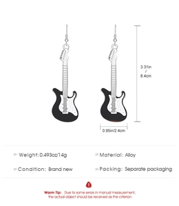 Dettaglio degli orecchini a chitarra con specifiche di misura in smalto bianco e nero