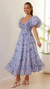 Detail von blau-violettem Blumenkleid mit Puffärmeln und V-Ausschnitt-Ausschnitt