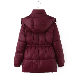 Vista posteriore del parka bordeaux con cappuccio, coulisse in vita e trama trapuntata
