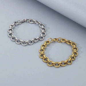 Gros plan de bracelets en acier inoxydable plaqué or et argent avec maillons à texture corde