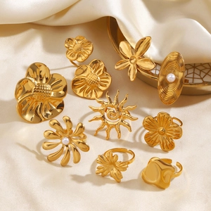 Goldfarbenes Edelstahl-Ring-Set mit Sonnenblumenmotiven und Perlen auf Seide
