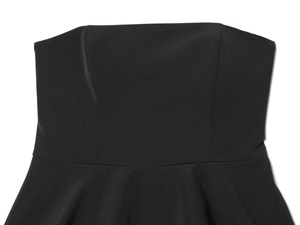 Gros plan sur le tissu du combishort bustier noir montrant la texture et les coutures