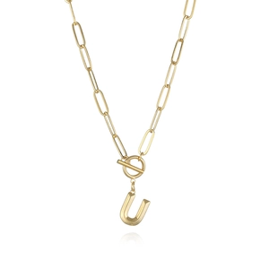 Detail of a gold-plated necklace featuring a letter U pendant and a paperclip chain