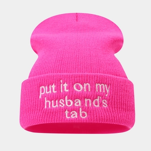 Detailansicht der pinkfarbenen Beanie mit weißem Stickerei-Schriftzug put it on my husband's tab