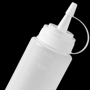 Transparente Saucenflasche aus Kunststoff mit 230ml Skala und spitzer Düse auf Schwarz