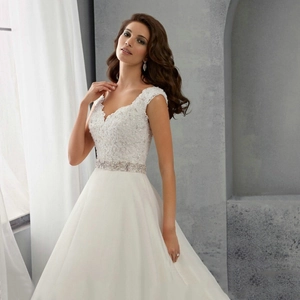 Robe de mariée trapèze blanche élégante avec corsage en dentelle col en V et ceinture perlée