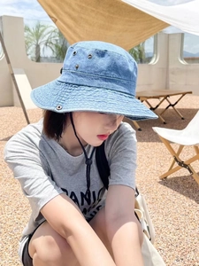 Détail d'un chapeau bob en denim avec œillets métalliques et cordon réglable