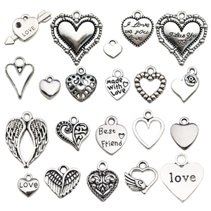 Sortierte silberne Herz- und Flügelanhänger für DIY-Schmuck und Halsketten
