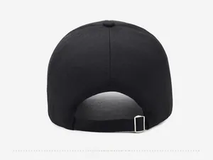 Dettaglio della fibbia in metallo regolabile sul retro del berretto da baseball nero