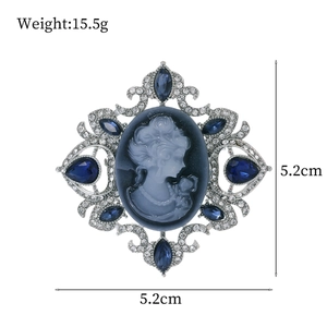 Broche vintage avec portrait en relief gris, cristaux et pierres précieuses bleues