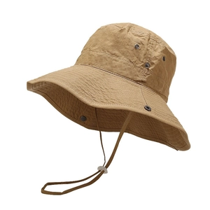 Cappello da sole kaki a tesa larga con sottogola regolabile e fori di ventilazione
