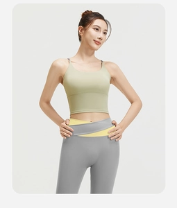 Detail der High-Waist Yogahose mit Kontrast-Überkreuzbund und Sport-BH-Set