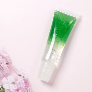 Primer plano de brillo de labios de doble capa transparente y verde con purpurina