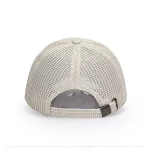 Détail de l'arrière en maille respirante et de la boucle métallique de la casquette
