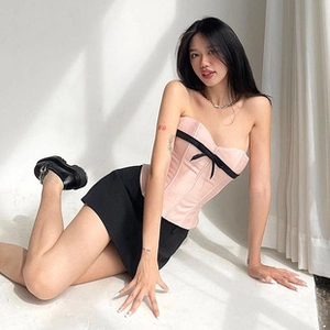 Bustier rose et noir avec dentelle, baleines de corset et détail de nœud papillon