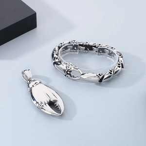 Vue détaillée du pendentif pince de homard en acier inoxydable argenté avec son bracelet