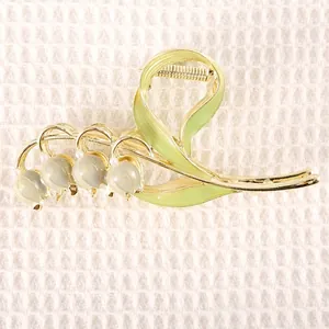 Eleganter Maiglöckchen Haarklammer in Gold-Finish mit weißen floralen Details