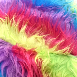 Bob tie-dye arc-en-ciel en fausse fourrure pelucheuse longue pour un hiver chaud