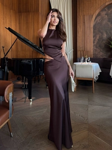 Ensemble satin marron avec haut asymétrique ajouré et jupe longue sirène élégante et soyeuse