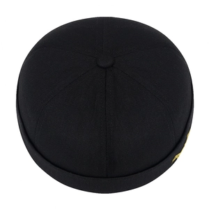 Bonnet docker noir classique en coton avec broderie jaune latérale et style tendance