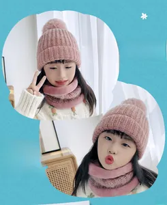 Dettaglio del set cappello in maglia rosa con pompon e scaldacollo per bambini