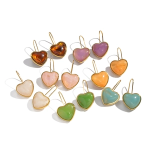 Lot de boucles d'oreilles cœur en résine multicolore avec bordure dorée, sept variantes