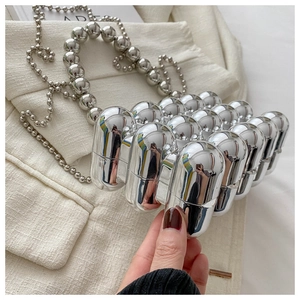 Nahaufnahme einer silbernen Kapsel-Clutch mit hochreflektierender Spiegeloberfläche