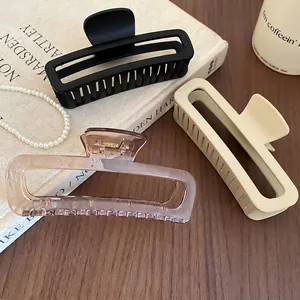 Set di tre grandi mollette per capelli rettangolari in nero, crema e toni ambrati