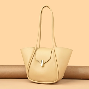 Gros plan détaillé du sac à bandoulière en cuir beige avec fermoir métallique doré chic