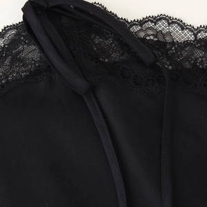 Elegante abito sottoveste in raso nero da donna con pizzo delicato e spalline sottili