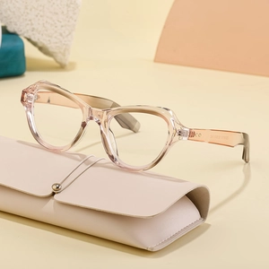 Occhiali da sole cat-eye con montatura champagne trasparente e custodia in pelle coordinata