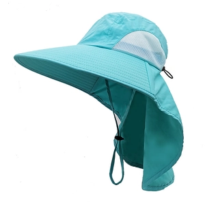 Détails du chapeau de soleil avec large bord, rabat de cou et panneaux en maille respirante