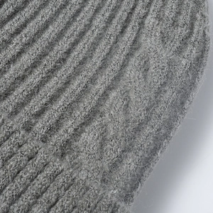 Dunkelgraue Beanie mit Zopfmuster, Jacquard-Gewebe und dickem Fleecefutter für Winter