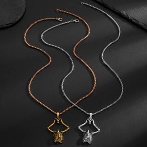 Detail van gotische schedel- en borstkas-hangers in goud- en zilverkleurige ketting