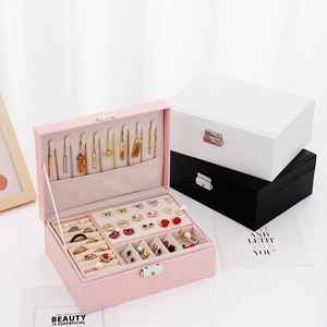 Caja de joyas multicapa con cerradura para pendientes, collares y anillos detalle.