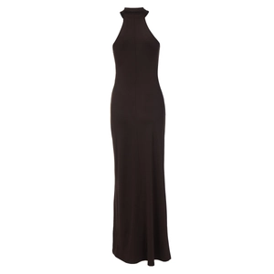 Detalle de vestido negro con cuello halter, corte entallado y textura plisada suave