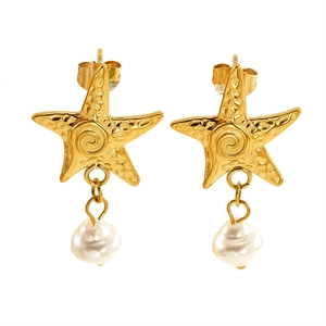 Boucles d'oreilles étoile de mer dorées avec texture spirale et perles baroques