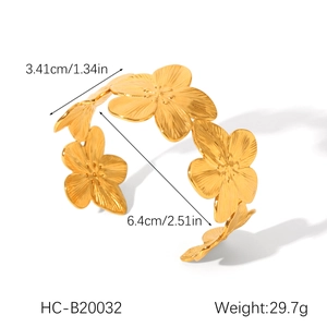 Dettaglio del bracciale a fiori placcato oro 18K con diametro 6,4 cm e dimensioni