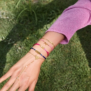 Bracelets d'amitié LOVE en acier inoxydable plaqué or 18K sur le poignet d'une femme