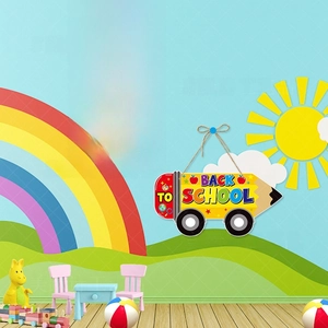 Detail von Schulstart Türschildern mit bunten Apfel und Bus Motiven für Klassenzimmer Deko