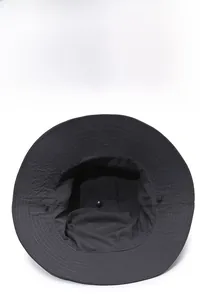 Détail de l'intérieur en maille respirante et des coutures renforcées sur un chapeau noir