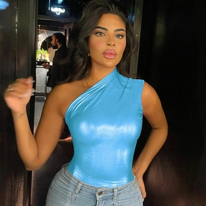 Detail eines metallisch blauen One-Shoulder-Bodysuits mit Hochglanz-Finish am Modell
