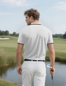 Polo blanc pour hommes avec rayures contrastées sur le col dans un décor de golf