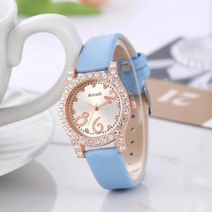 Détail du bracelet en cuir bleu clair et lunette or rose sertie de strass brillants