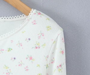 Détail du haut à fleurs avec col en dentelle et texture en maille côtelée